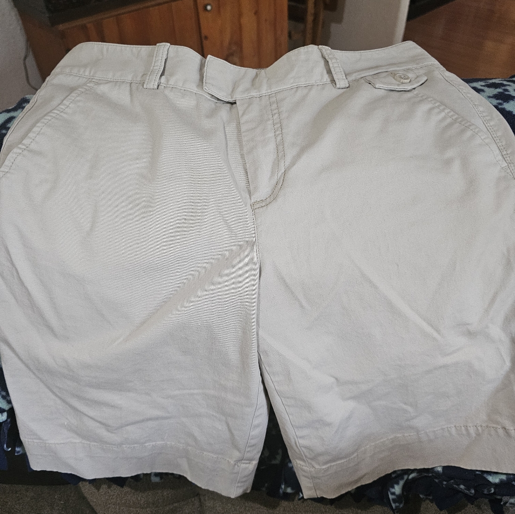 Dockers Pleated Beige 100 Cotton No Wrinkle Khaki Shorts Mens Size 8